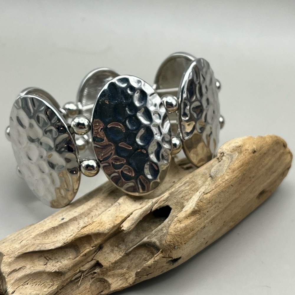 Elegant Oval Silver Toned Stretchy Hammered Bracelet